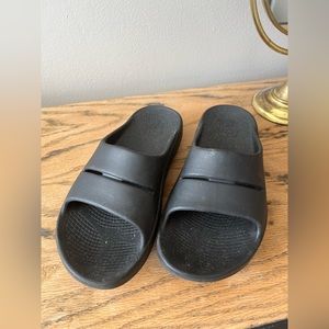 OOFOS slides